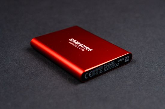 Zadní strana Samsungu Portable SSD T5