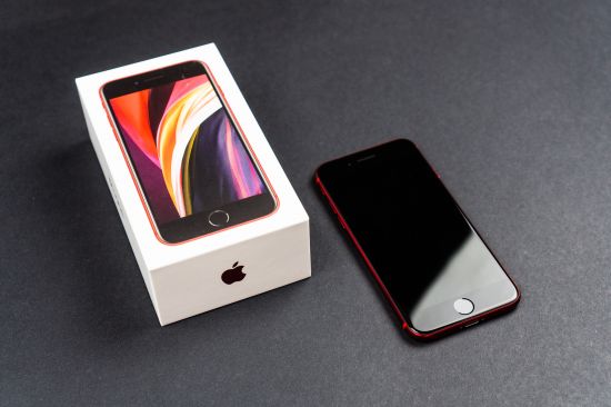 Apple iPhone SE 2020 a zavřená krabička