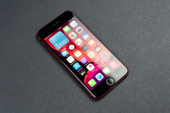 Fotografie přední strany Apple iPhone SE 2020