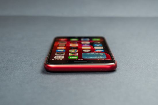 Apple iPhone SE 2020 a jeho horní hrana